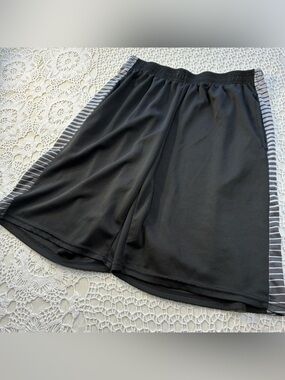 Men’s Large Black Mesh Athletic Shorts with Gray Stripe Panels & Pockets